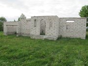 участок с недостроенным домом
